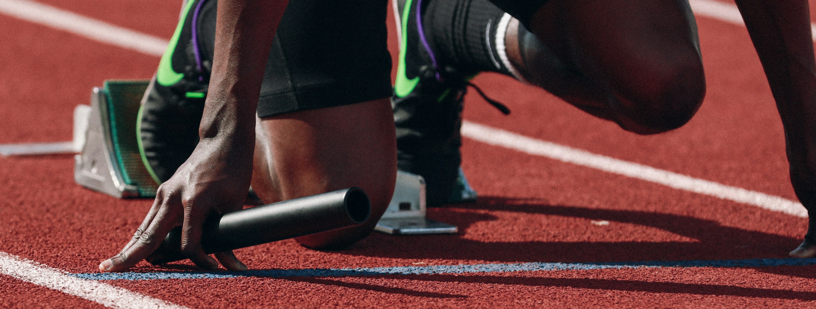 现代科技感体育场馆内景，绿色草坪与聚光灯交相辉映