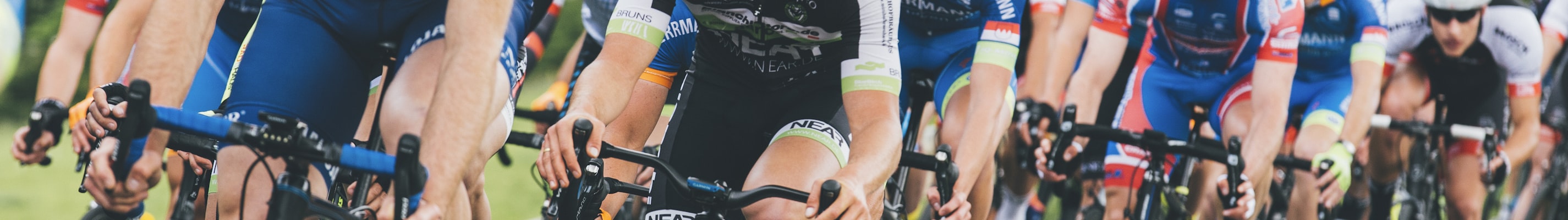 网球运动员在红土场上奋力挥拍击球的动态瞬间