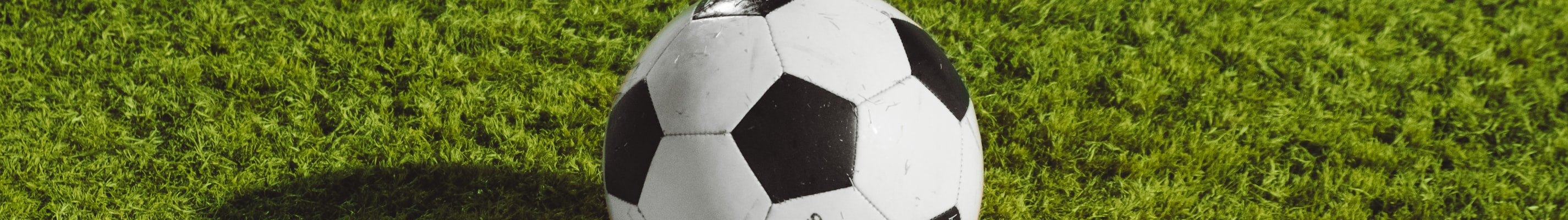 足球运动员在绿茵场上激烈拼抢的瞬间特写